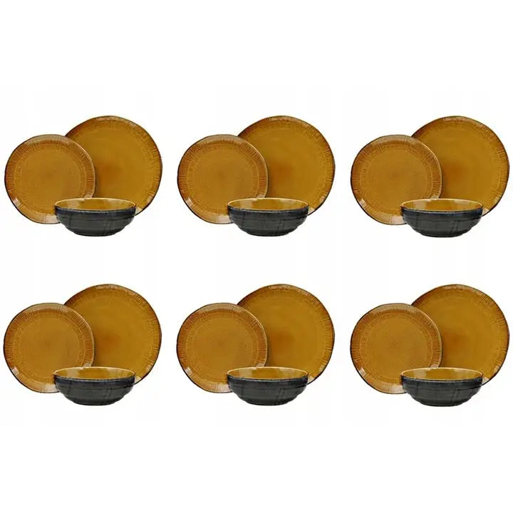Servise for middag Jeans Rav, seks sett med okergule tallerkener og mørkgrå boller vist forfra mot hvit bakgrunn.