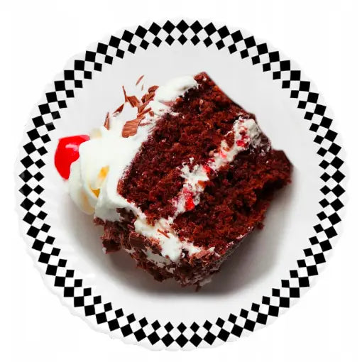 Tallerken fra servisesettet med sort rutemønster, servert med kakestykke og kirsebær, sett ovenfra.