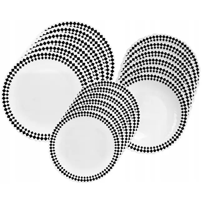 Porselensservise, hvite tallerkener med sort rutemønster, stablet og sett ovenfra.