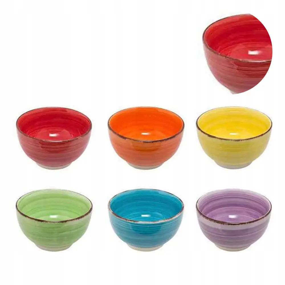 Servise med seks små keramiske boller i ulike farger, arrangert side om side mot hvit bakgrunn.