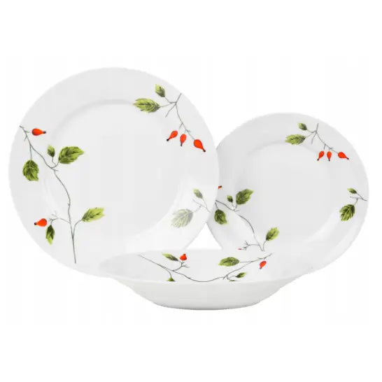 Servise middagsett, tre hvite tallerkener med grønne blader og røde bær, ulike størrelser og avrundede kanter.