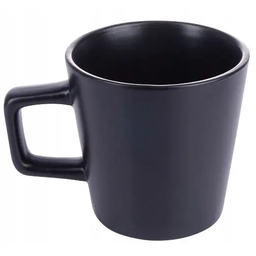 Sort keramikkopp med rettvinklet hank, vist skrått forfra og matt overflate mot hvit bakgrunn.