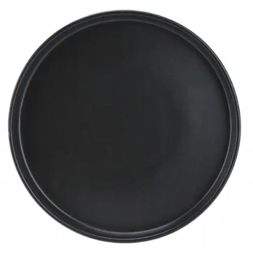 Rundt svart keramikkbrett med matt finish og forhøyet kant, sett rett ovenfra.