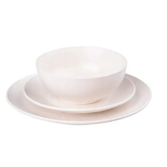 Servise til 6 personer, skrått bilde av bolle, liten og stor beige tallerken i matt porselen mot hvit bakgrunn.