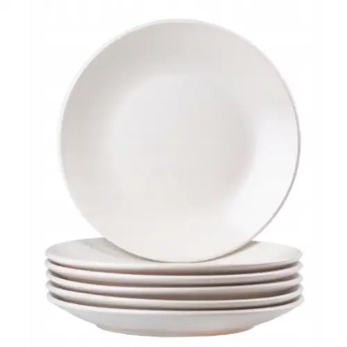Servise til 6 personer, seks hvite porselenstallerkener stablet, én tallerken står oppreist bakerst.