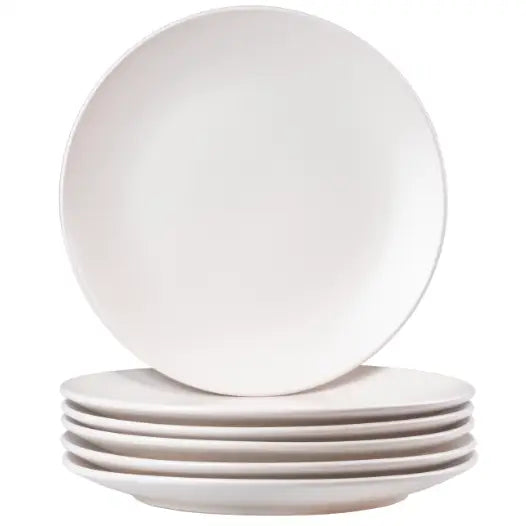 Servise til 6 personer, seks hvite porselenstallerkener hvor én står foran fem stablede, sett forfra.