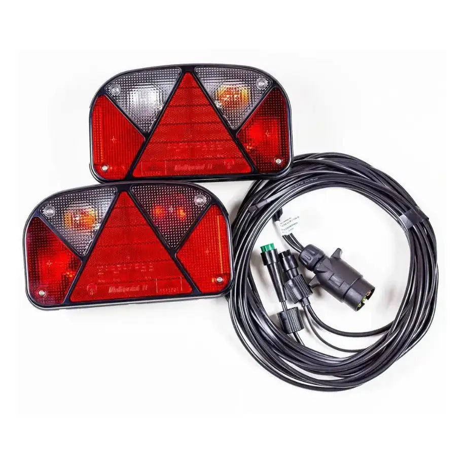 Aspöck Multipoint II baklys med 5 meter 7-PIN sele, sett rett bakfra med tydelige røde og gule linser.