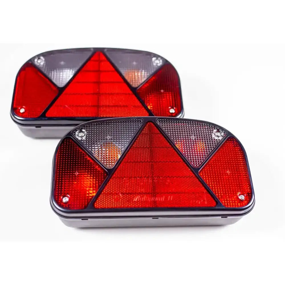 Aspöck Multipoint II baklys, nærbilde av baklysets røde og klare linser samt 7-PIN kabeltilkobling.