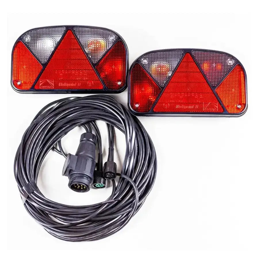 Sett Aspöck Multipoint II baklys, sett ovenfra med rød trekantrefleks og lang svart kabel med 13-PIN kontakt.