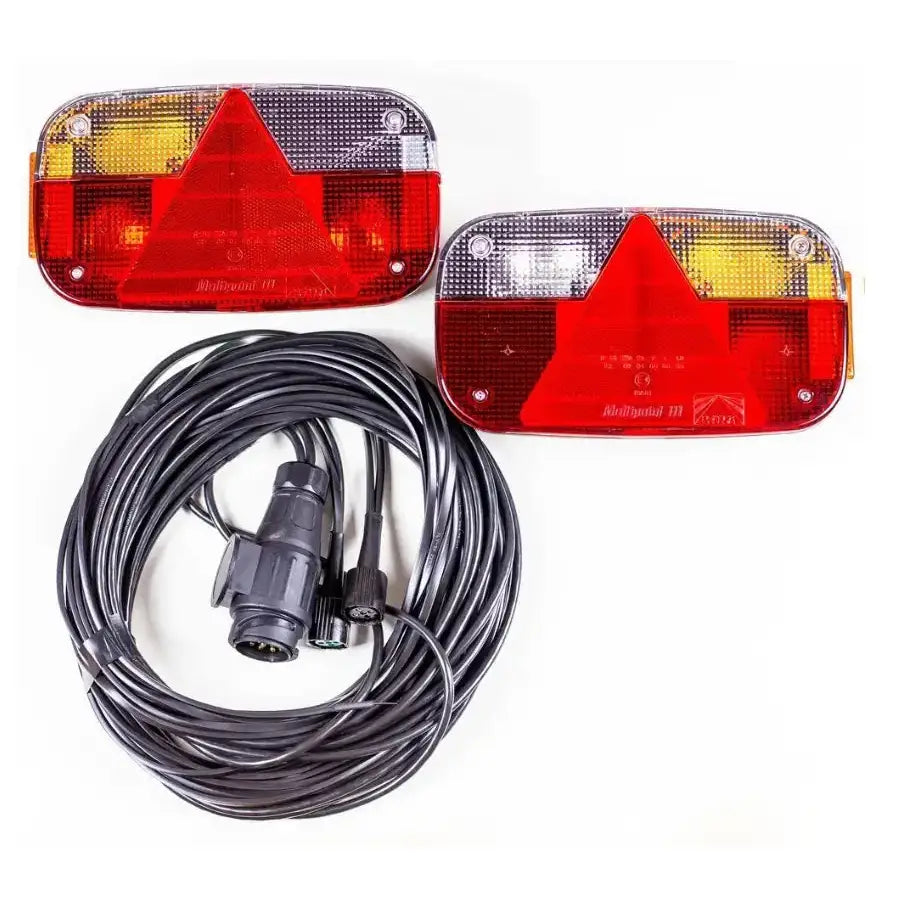 Sett Aspöck Multipoint III baklys, to fargede lykter med refleks og lang sort kabel med 13-pins kontakt.