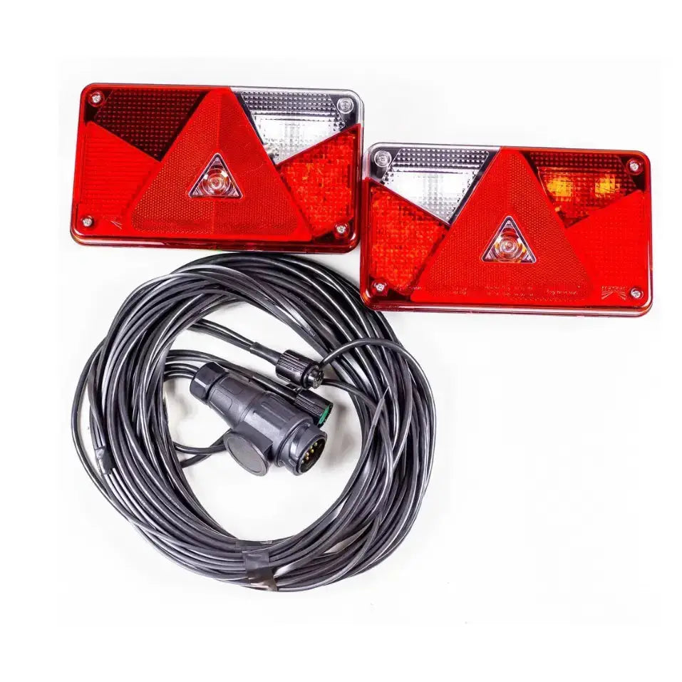 Aspöck Multipoint V LED-baklys sett ovenfra med 7-pin plugg og sort kabel på hvit bakgrunn.