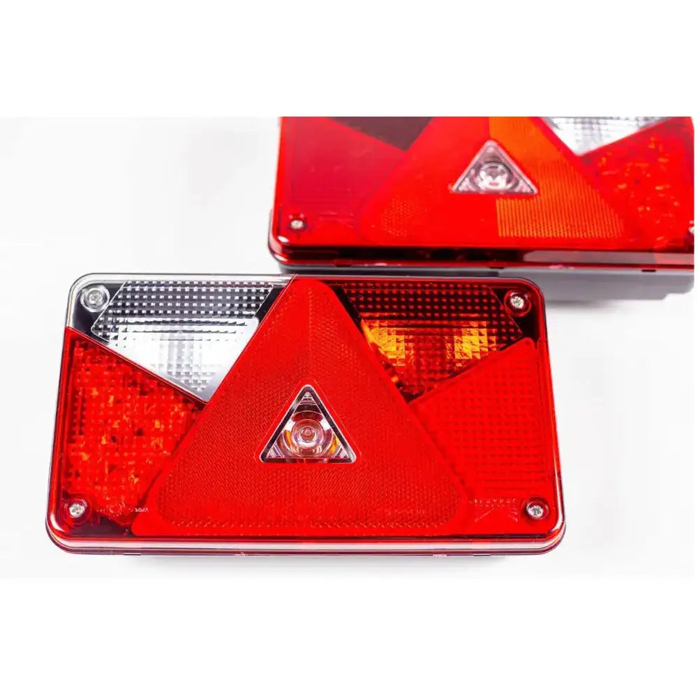 Aspöck Multipoint V LED-baklys, skrå oversikt som fremhever rødt trekantmønster og sentrert rund lyspære.