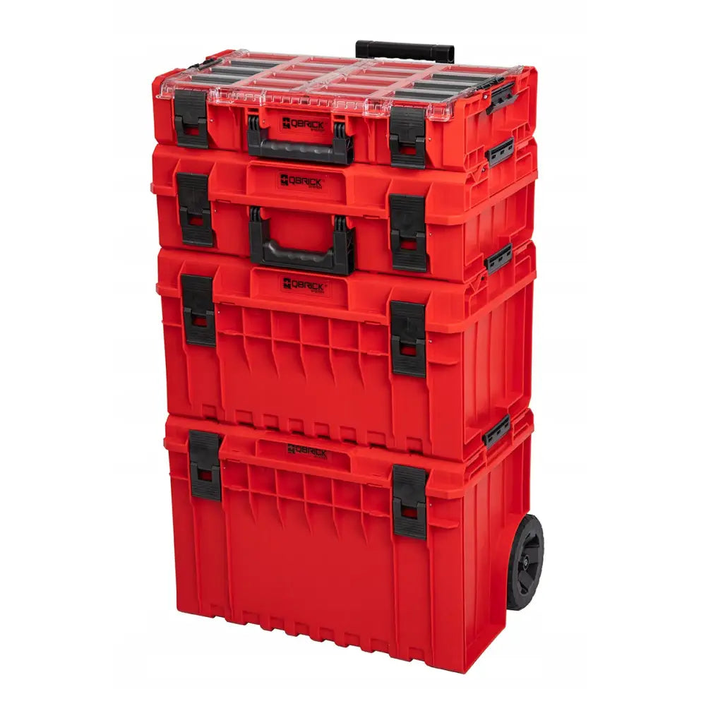 Sett av røde Qbrick verktøykasser stablet med sorte låser og hjul, sett skrått forfra.