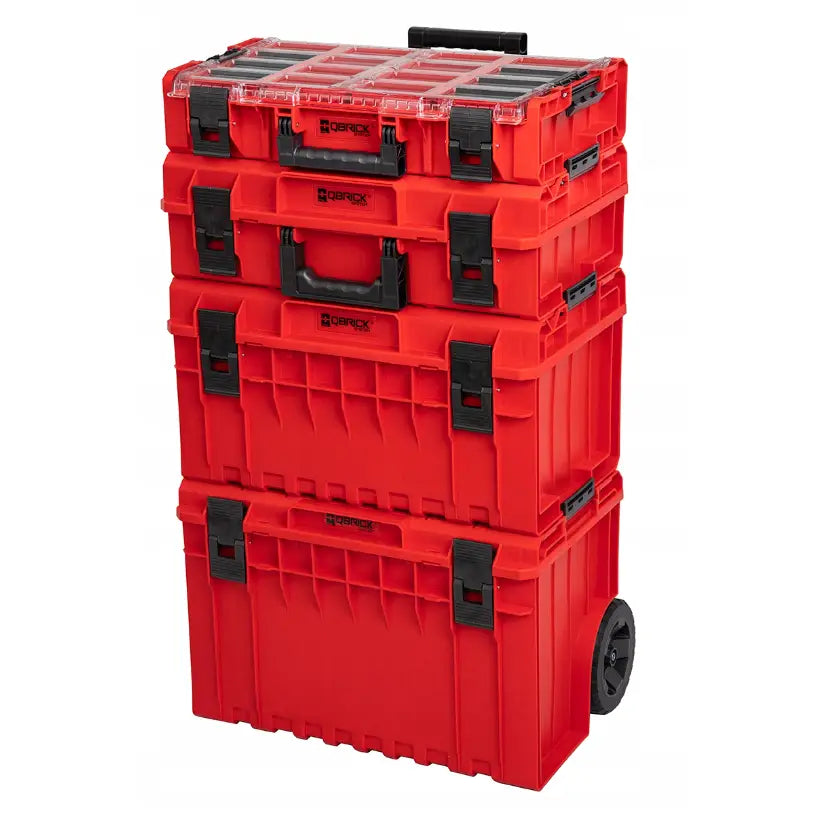 Sett av fire røde Qbrick System One verktøykasser, stablet med hjulkasse nederst og gjennomsiktig lokk øverst.