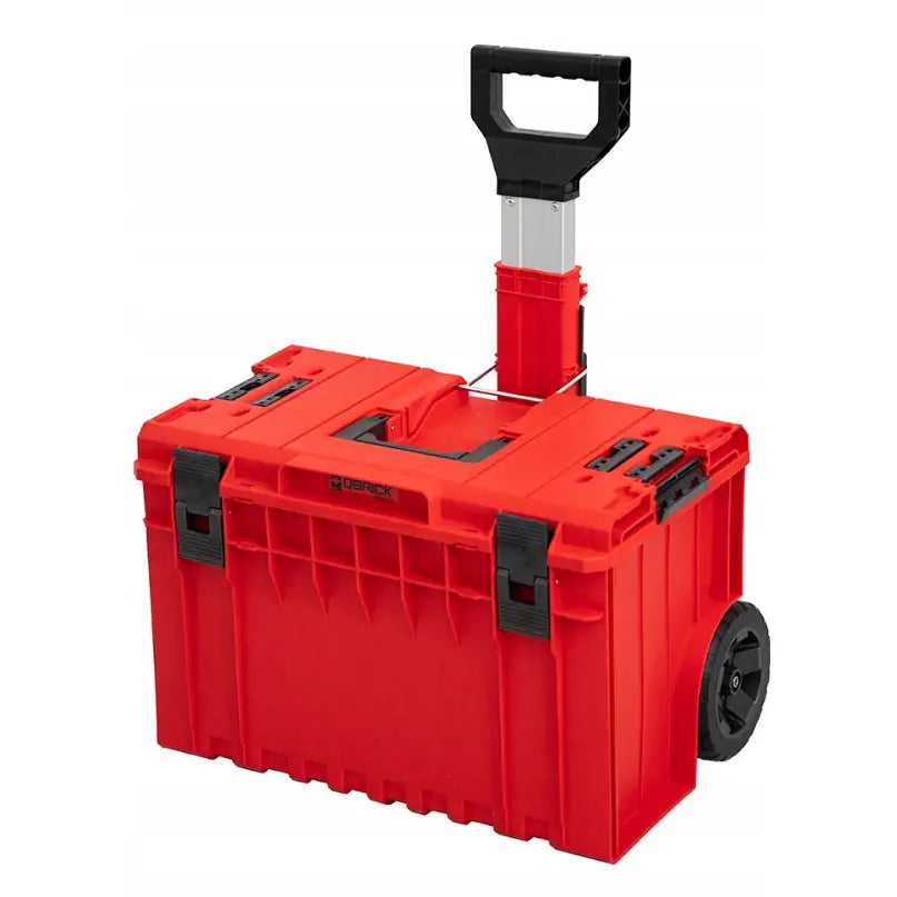 Sett av verktøykasser Qbrick System One rød, skrå vinkel med fokus på hjul, låser og teleskophåndtak.