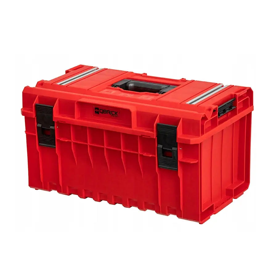 Rød Qbrick verktøykasse, skrå vinkel viser svarte låser, håndtak og sølvfargede metallskinner på lokket.