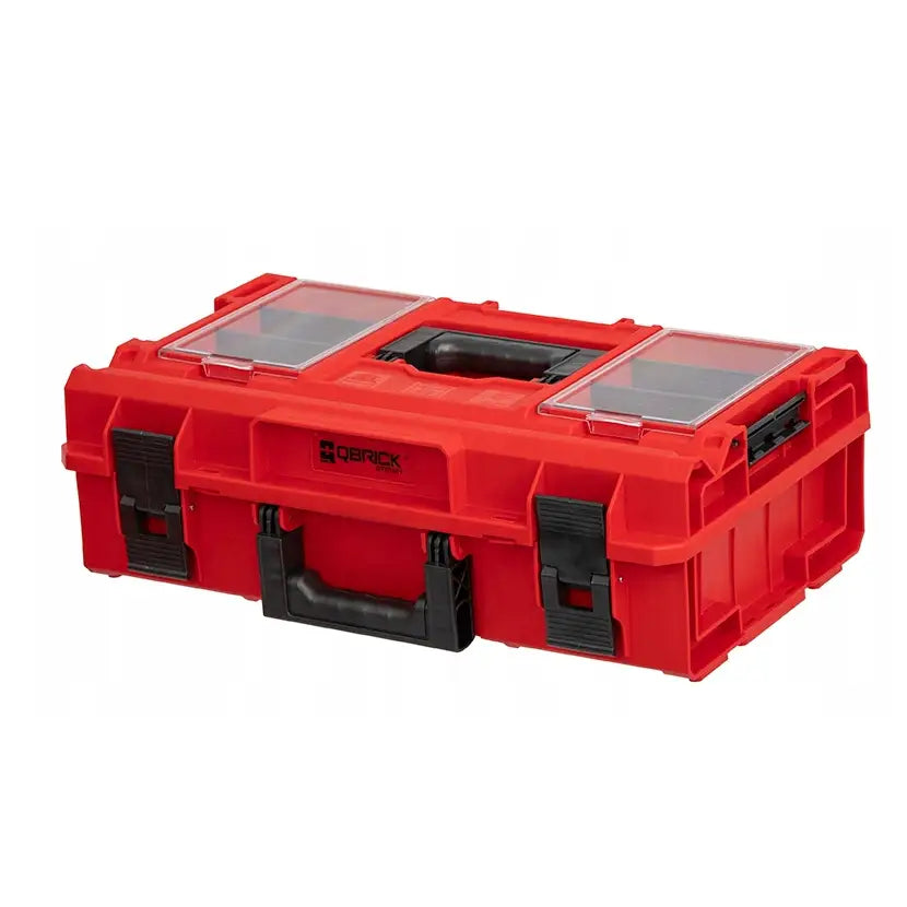 Rød Qbrick System One verktøykasse, skrått forfra, viser gjennomsiktige lokk, sort håndtak og solide låser.