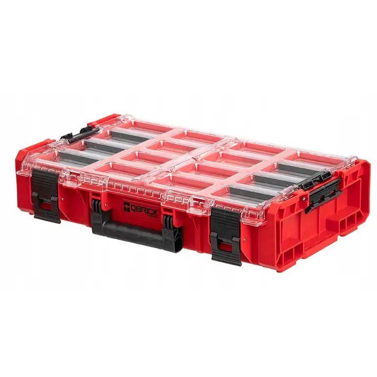 Rød Qbrick verktøykasse med gjennomsiktig lokk, svarte låser og flere rom synlige fra skrå vinkel.