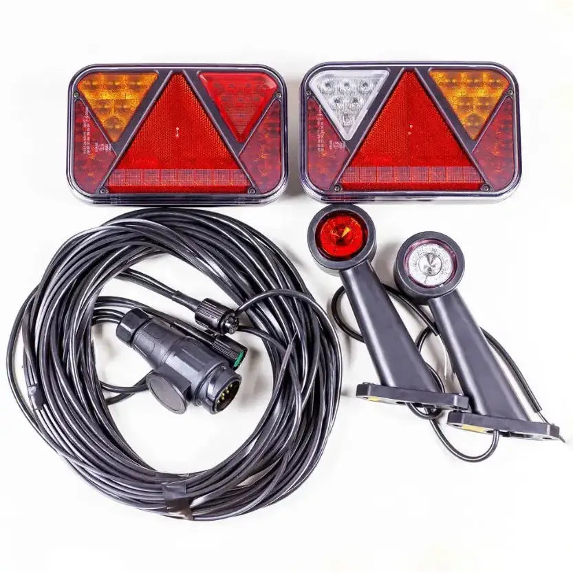 Baklys tilhenger 13-pins, sett ovenfra med doble rektangulære lys, fargede felt og lang tilkoblingskabel.