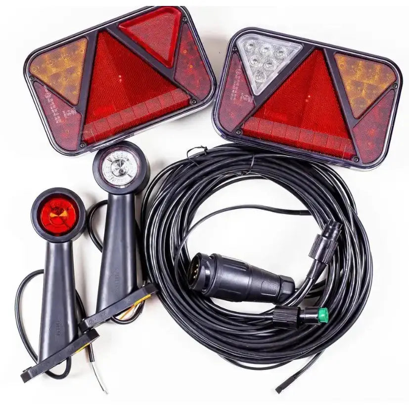 Bakre LED-lys Fristom FT-270 og Horpol LD 726, sett ovenfra med markeringslys og lang kabel med 13-pinners kontakt.