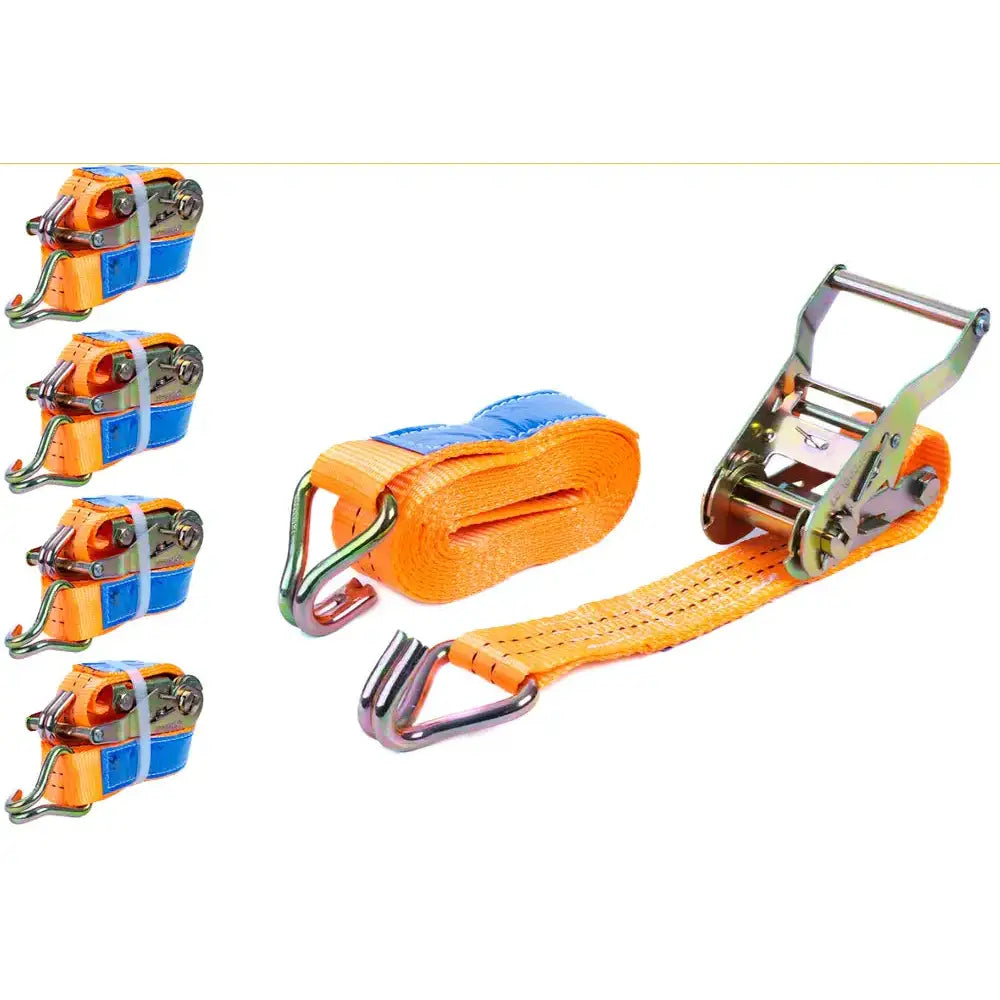 Sett med fire orange lastsurringer med metallspenner og kroker, én stropp rullet, én utrullet mot hvit bakgrunn.