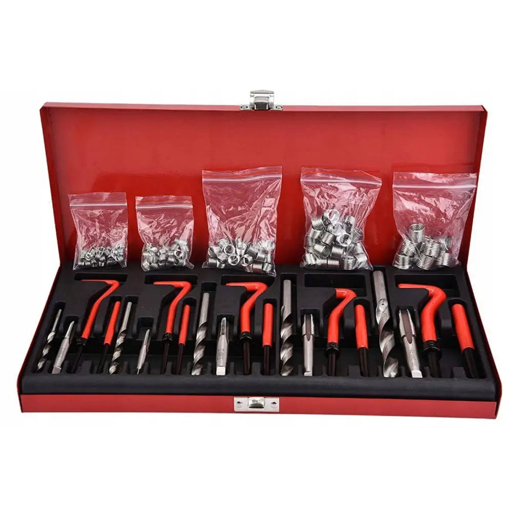 Sett for reparasjon av gjenger med røde håndtak, organisert i åpen rød verktøykasse med metalldeler.