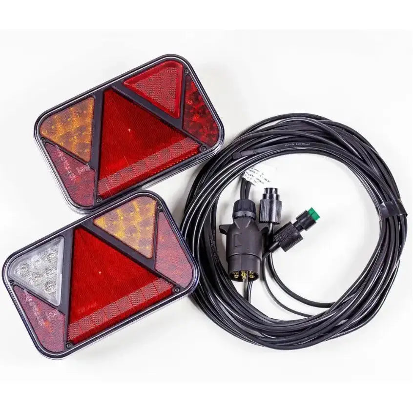 Fristom FT-270 LED-baklys, sett ovenfra med fargede felt og sort kabel med 7-PIN kontakt mot hvit bakgrunn.