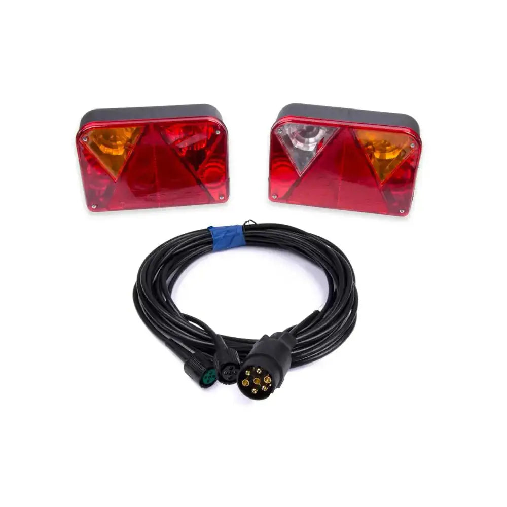 Kombinasjonslykter bak DPT 35, sett med 4,5 m kabel og 7-pins kontakt, klart for montering.