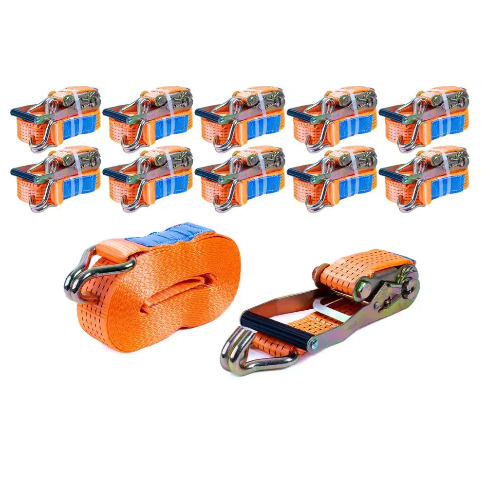 Sett med 10 oransje og blå transportbelter med metallspenner og kroker, pakket og rullet mot hvit bakgrunn.