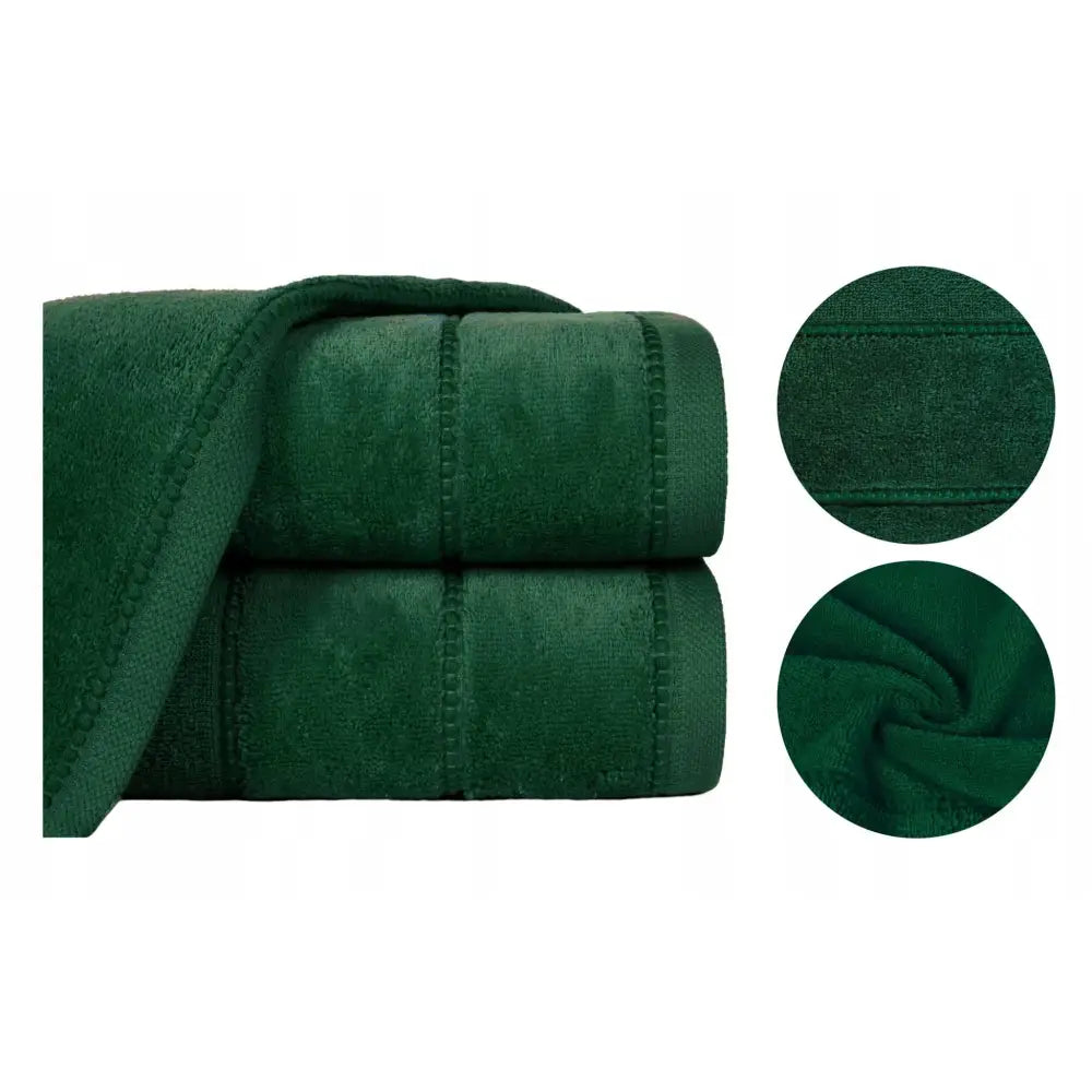 Mørkegrønt bomullshåndkle, sammenbrettet fra siden med nærbilder av tekstur og søm for detaljfokus.