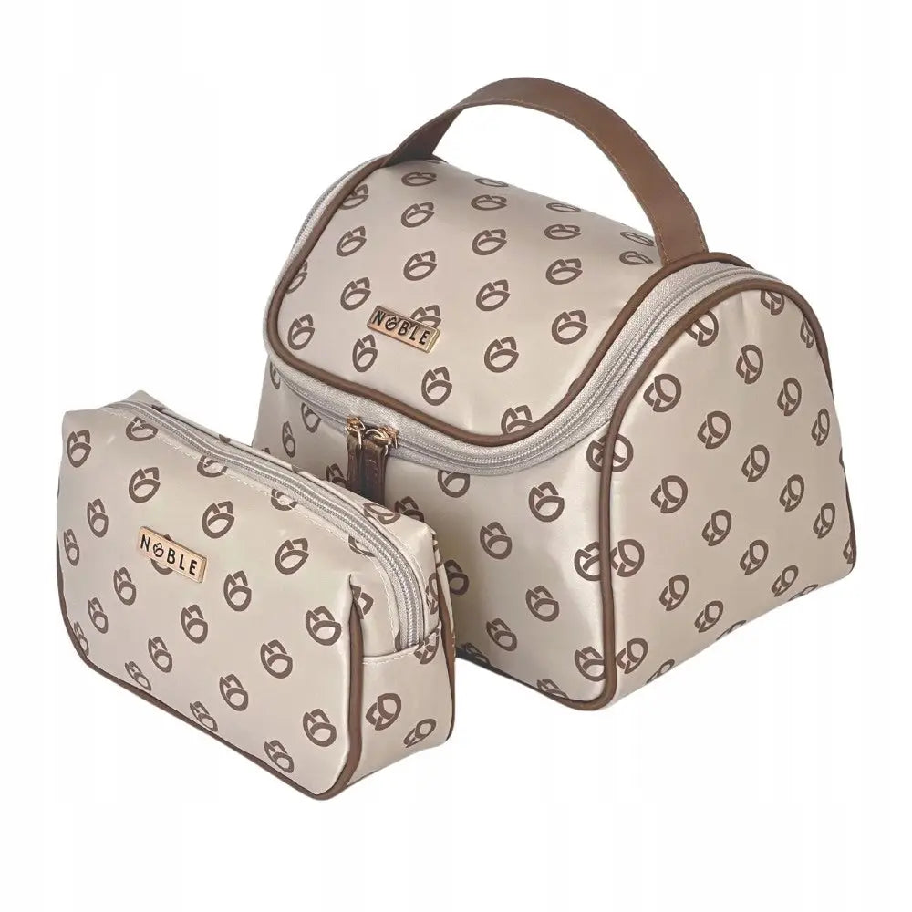 Sett med dame toalettmappe og liten veske i beige kunstskinn, brunt logo-mønster og glidelås.