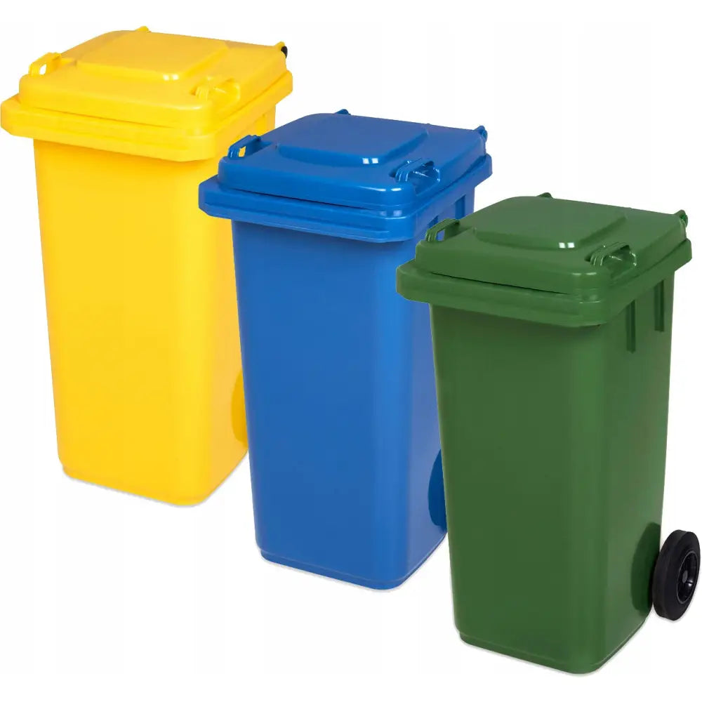 Sett med tre avfallsbeholdere, 120L hver, i gult, blått og grønt, skrå vinkel med hjul synlig på grønn beholder.