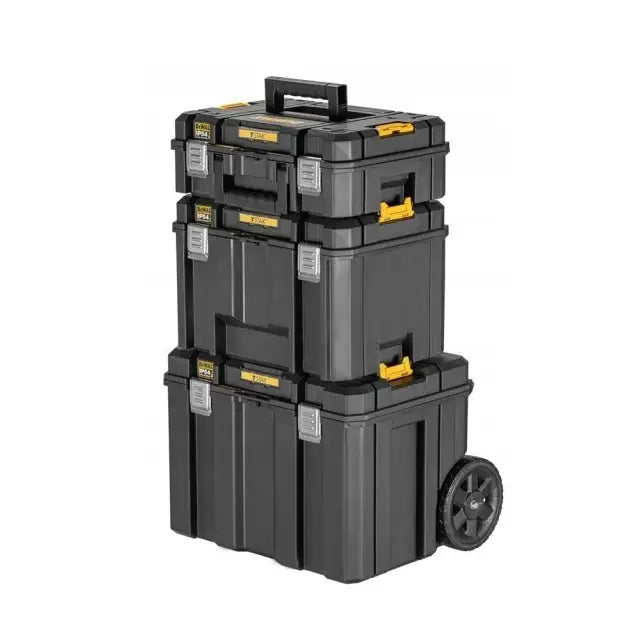 Sett med tre sorte Dewalt Tstak-kasser med gule låser, stablet og utstyrt med hjul og topphåndtak.