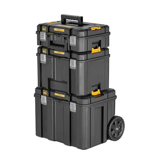 Sett med tre Dewalt Tstak-kasser i sort hardplast med gule låser og hjul, stablet skrått mot hvit bakgrunn.