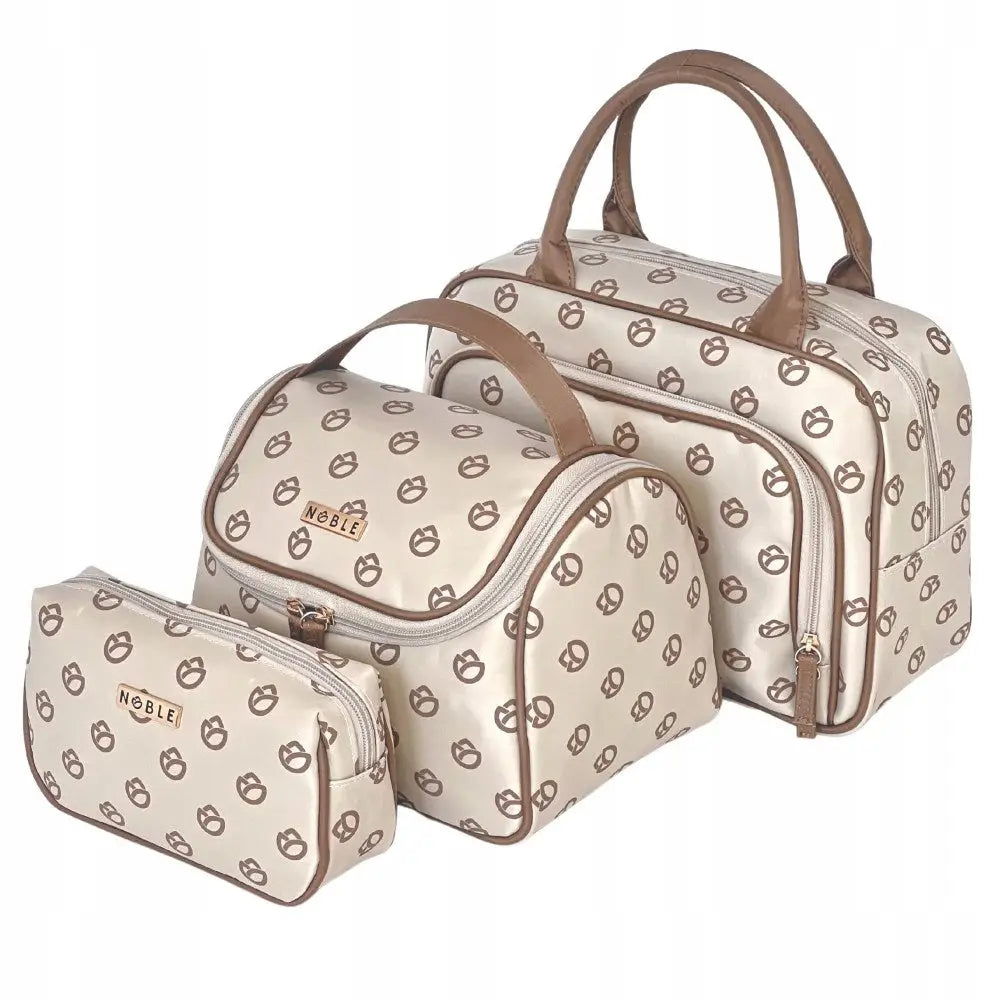 Sett med tre beige damesminkepunger i ulike størrelser, skrått fremstilt med brune glidelåser og håndtak.