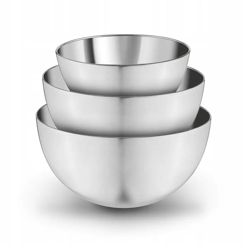 Sett med tre stablede kjøkkenboller i matt, sølvfarget rustfritt stål, sett forfra.