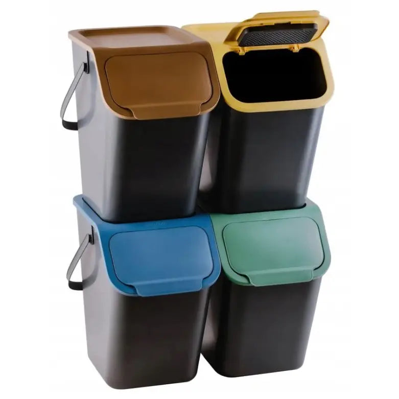 Sett med 3x25L søppelbøtter for avfallssortering, fire bokser med fargede lokk, ett lokk åpent, stablet to og to.