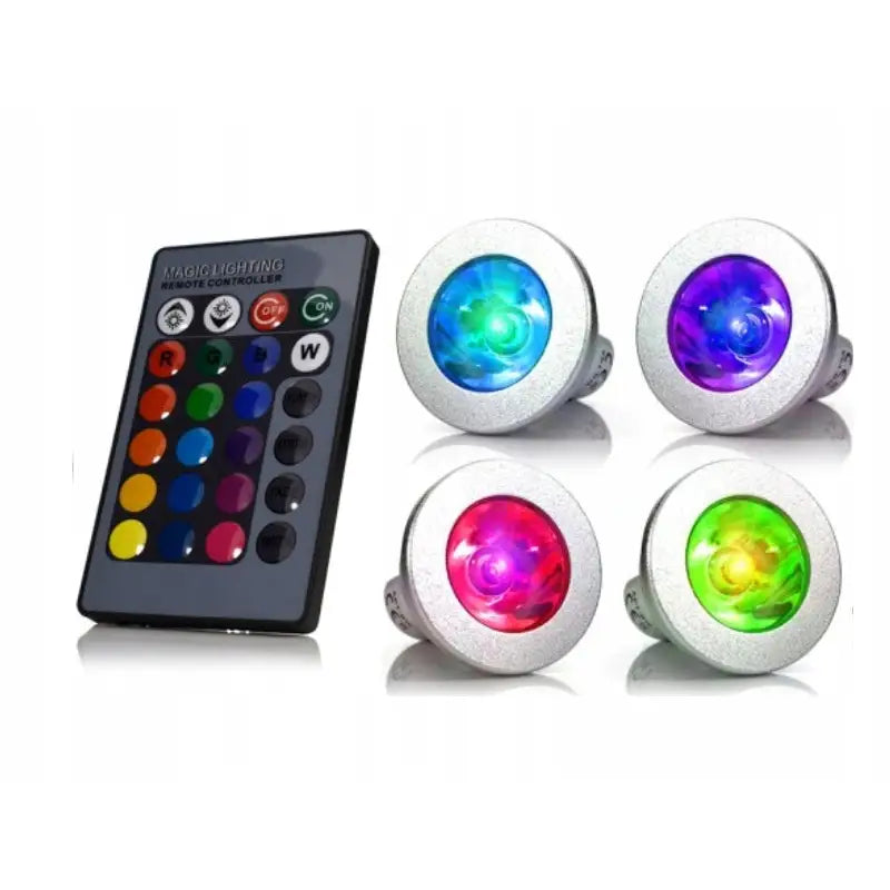 Sett med fire sølvfargede RGB LED-spotlys i ulike farger, med fjernkontroll synlig til venstre.