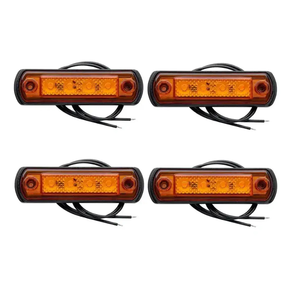 Sett med fire oransje rektangulære LED klaringslamper på svart gummibase, frontvisning med ledninger.