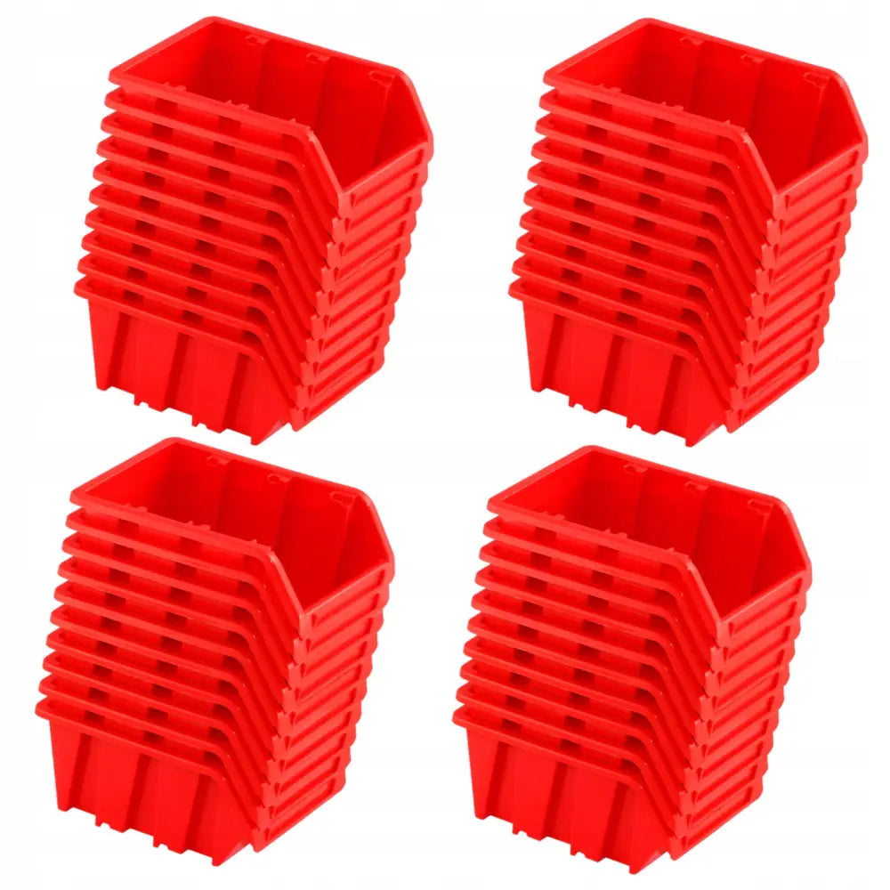 Sett med 40 røde Ktr40 oppbevaringsbokser, stablet i fire like høye tårn, skrå oversiktsvinkel.