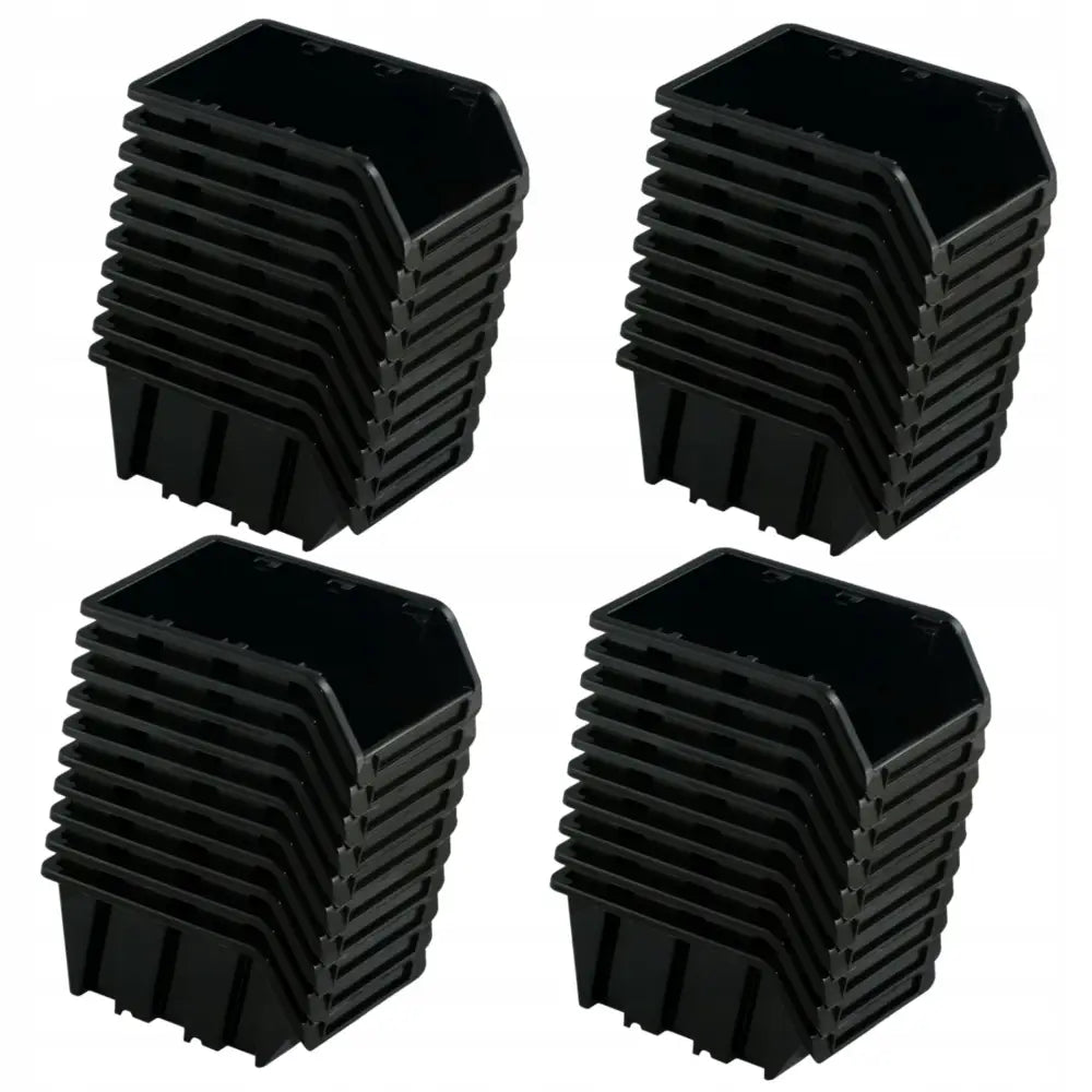 Sett med KTR40 oppbevaringsbokser, fire stabler sorte bokser med åpning foran, sett skrått ovenfra.