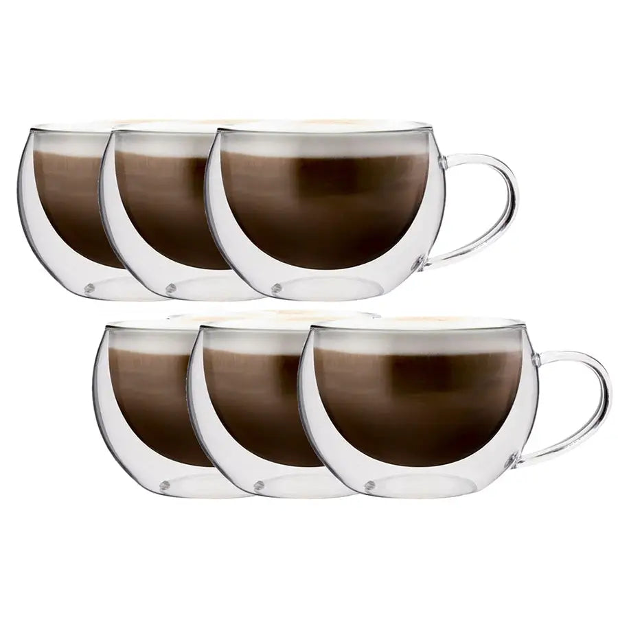 Sett med seks dobbeltveggede kaffekopper, fylt med kaffe og melkeskum, skråvisning mot hvit bakgrunn.