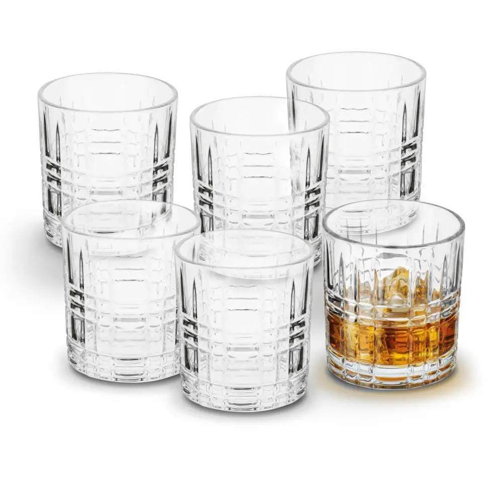 Sett med 6 lave glass, klart rutete design, ett glass fylt med brun drikke og isbiter, sett skrått forfra.