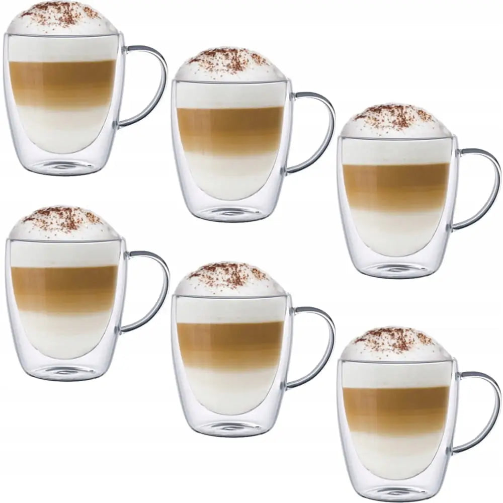 Sett med seks termiske latteglass med håndtak, fylt med lagdelt kaffe og melkeskum toppet med sjokolade.