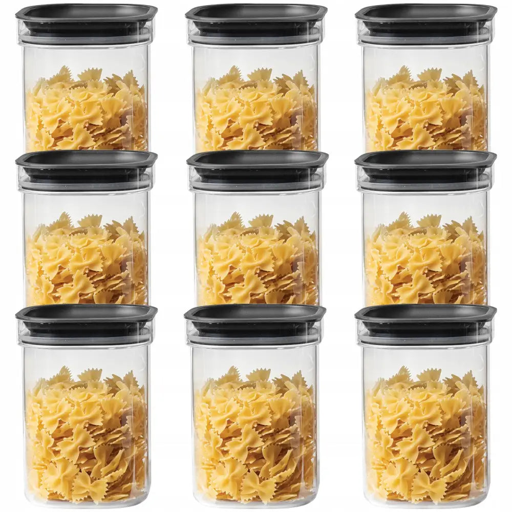 Sett med beholdere for tørrvarer, ni stablede plastbokser med svarte lokk fylt med gul pasta, frontvisning.