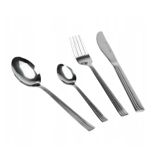 Bestikksett i rustfritt stål, fire deler med rette håndtak sett skrått ovenfra på hvit bakgrunn.