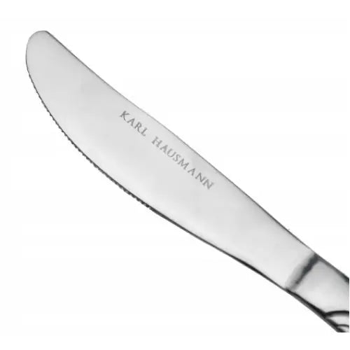 Smørkniv fra bestikksett i rustfritt stål, sidevisning med graveringen "KARL HAUSMANN" på bladet.