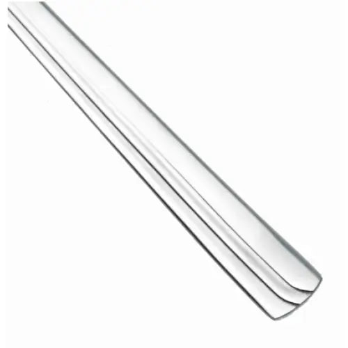 To sølvfargede bestikkdeler i rustfritt stål, skråstilt med blank finish og avrundede kanter mot hvit bakgrunn.