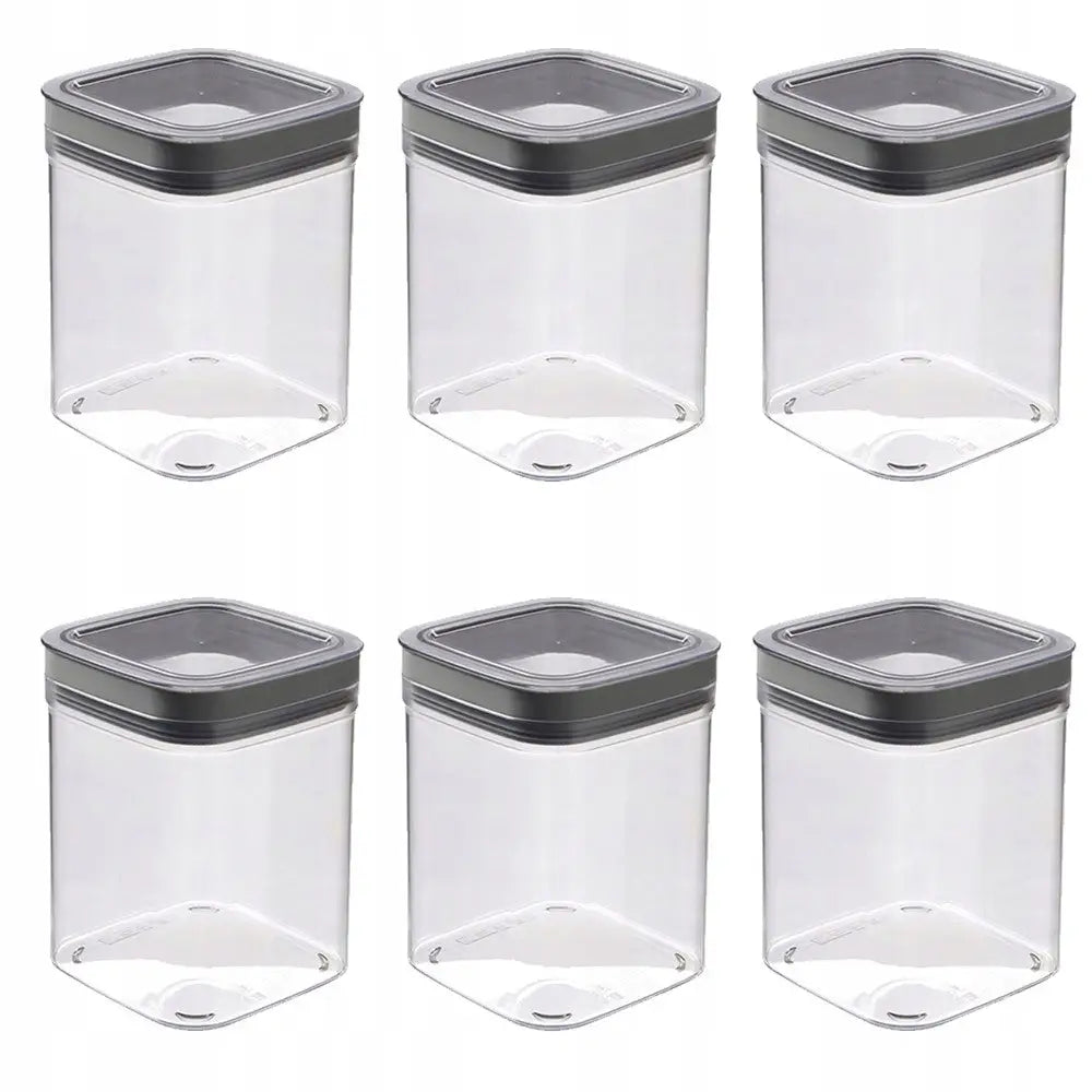 Sett med Curver tørrmatbeholdere, seks gjennomsiktige bokser med grå lokk, skrått oppstilt på hvit bakgrunn.