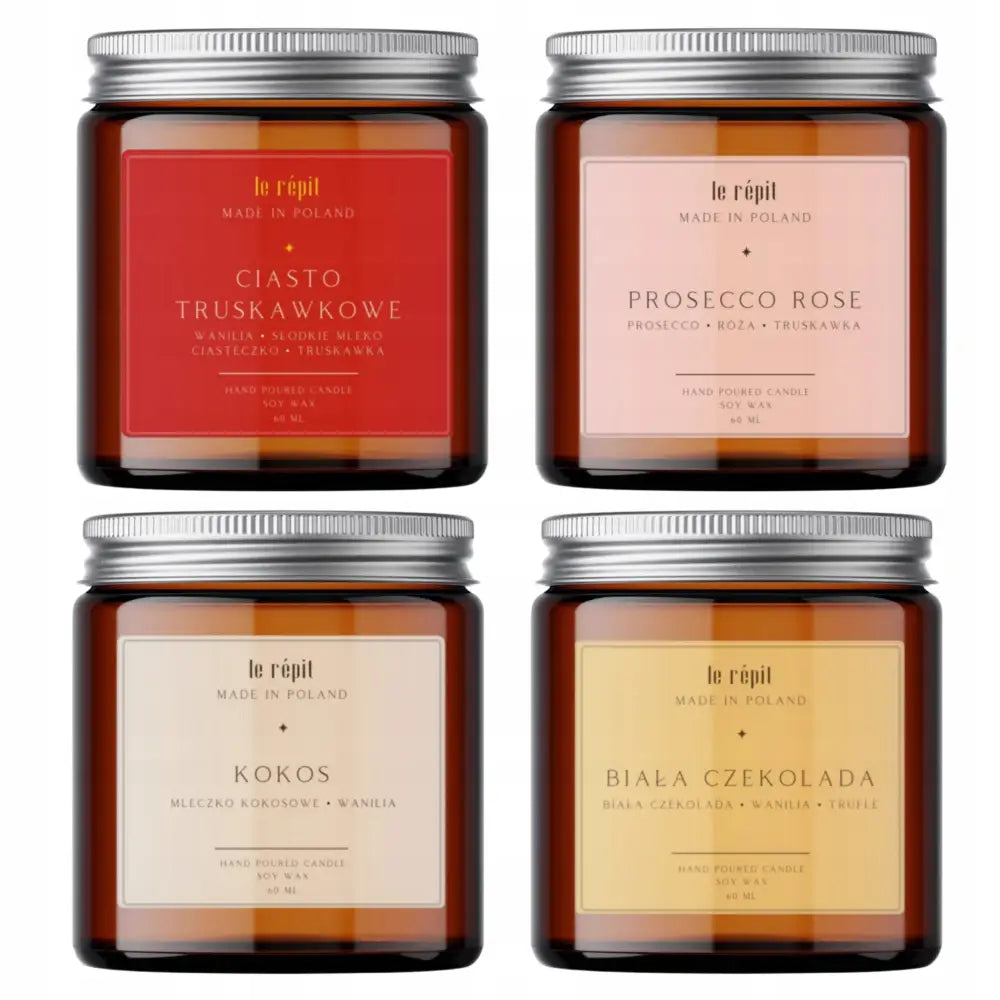 Sett med duftende soyalys i fire brune glasskrukker med sølvlokk og fargerike etiketter for ulike dufter.